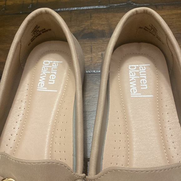 Lauren Blackwell 6.5M Lizbeth 104950 Taupe Loafer with gold chain design - Picture 7 of 11